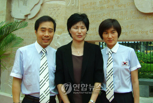 중국 베이징 시내 베이징대학 내 탁구전용경기장 개관을 기념해 역대 올림픽 금메달리스트들을 초청한 행사에 참석한 유남규(1988년 서울올림픽 남자단식 금메달)와 양영자, 현정화(이상 서울올림픽 여자복식 금메달)   연합뉴스